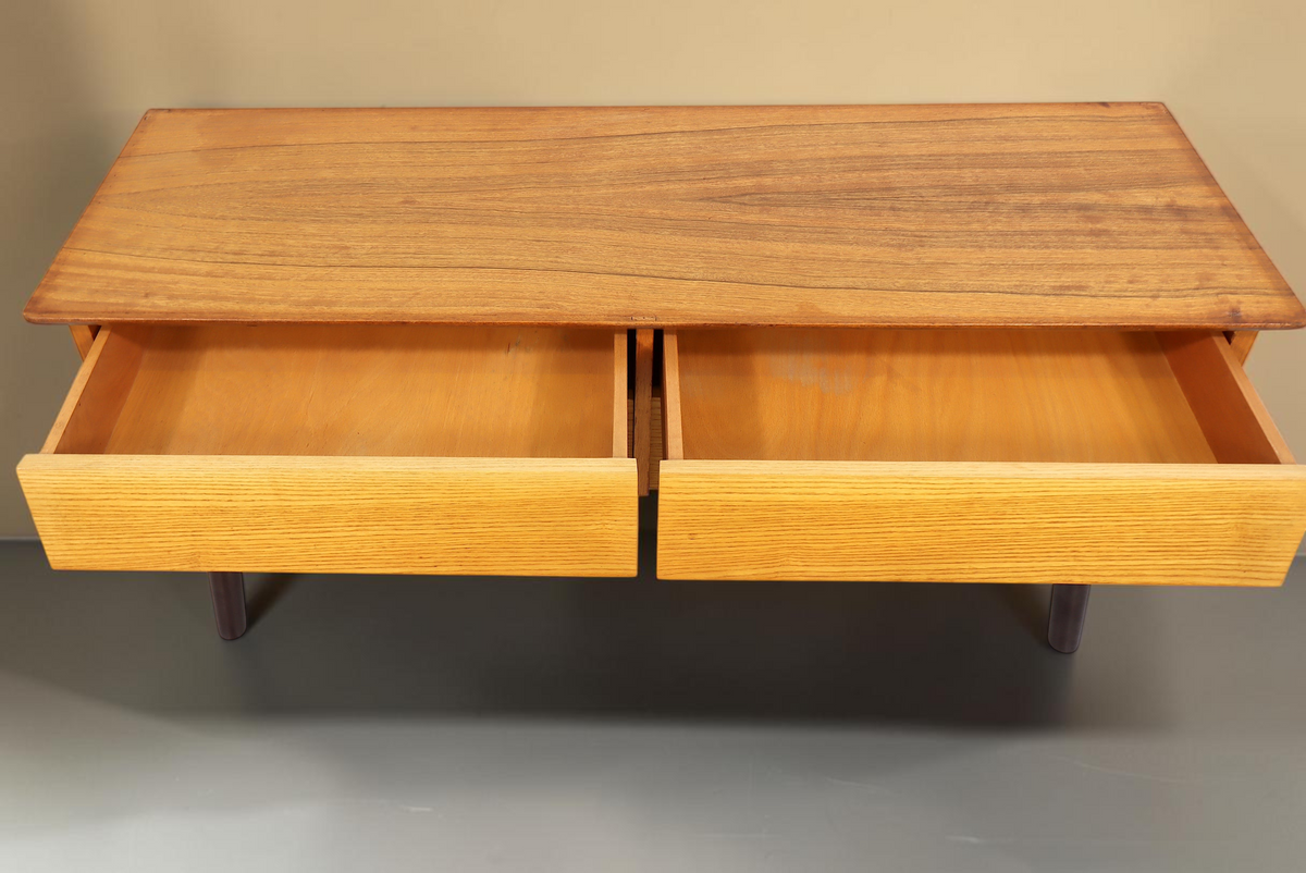 Vintage Space Mid Century Kommode aus Holz mit zwei offenen Schubladen und konischen Füßen im Retro-Design