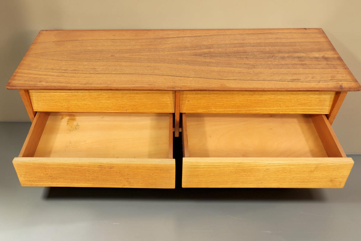 Vintage Space Mid Century Kommode aus Holz mit zwei offenen Schubladen und eleganter Maserung im Retro-Stil
