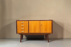 Vintage Space Mid Century Kommode aus Holz mit vier Schubladen, Schrankfach, Messinggriffen und konischen Füßen