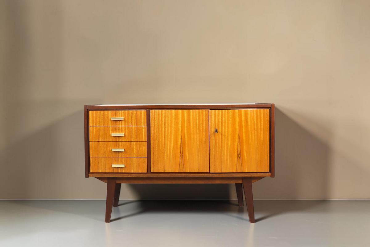 Vintage Space Mid Century Kommode aus Holz mit vier Schubladen, Schrankfach, Messinggriffen und konischen Füßen