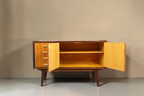 Vintage Space Mid Century Kommode aus Holz mit vier Schubladen, Schrankfach und konischen Füßen im 60er Jahre Stil