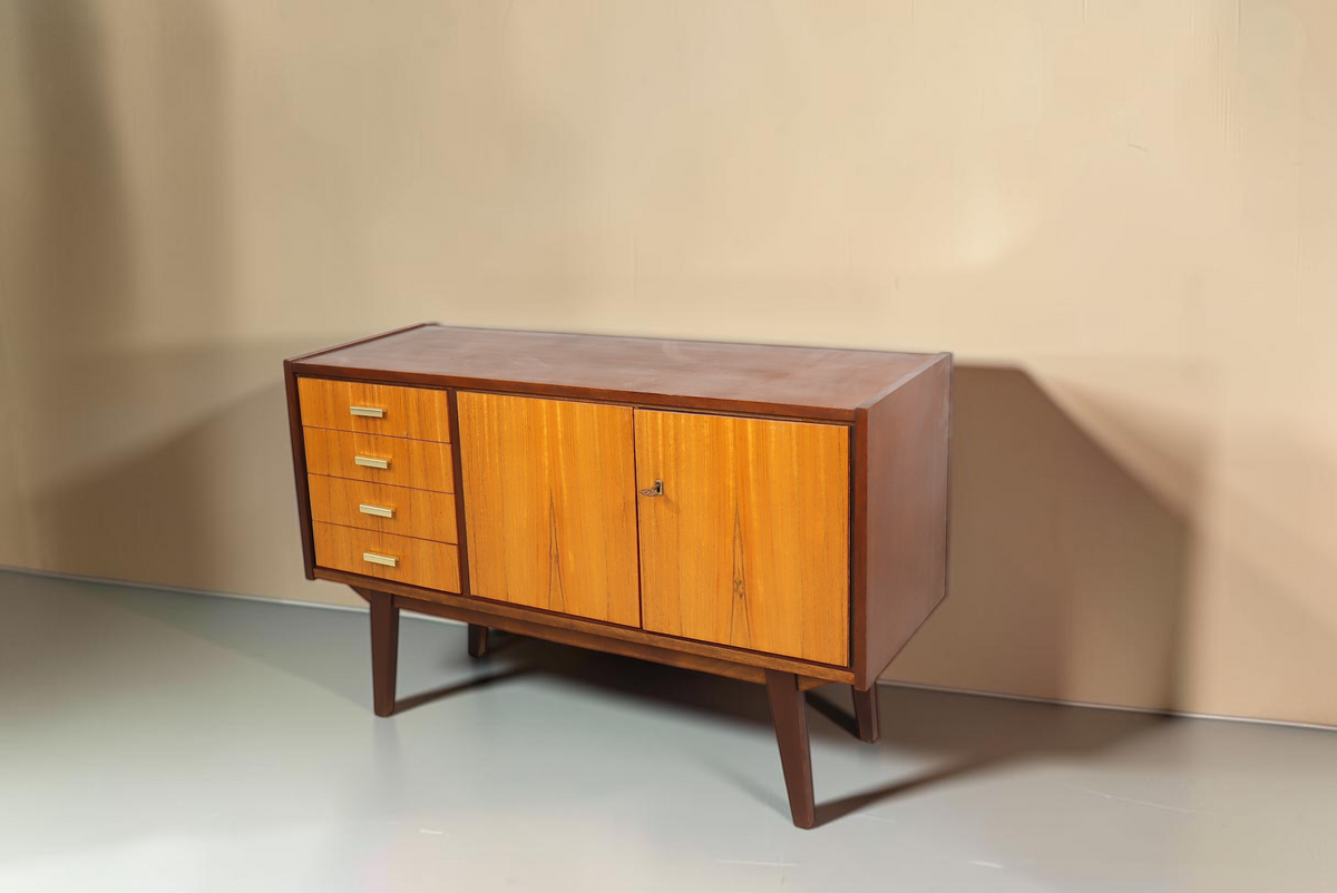 Vintage Space Mid Century Kommode aus Holz mit vier Schubladen, Schrankfach, Messinggriffen und konischen Füßen