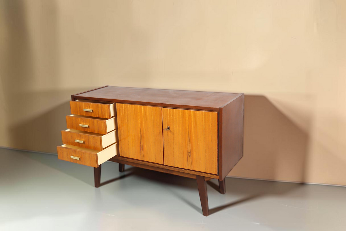 Vintage Space Mid Century Kommode aus Holz mit vier Schubladen, Schrankfach und konischen Füßen im 60er Jahre Stil