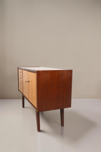 Vintage Space Mid Century Kommode mit vier Schubladen, Schrankfach, Messinggriffen und konischen Holzfüßen