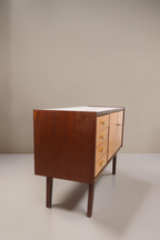 Vintage Space Mid Century Kommode mit vier Schubladen, Schrankfach, konischen Holzfüßen und eleganten Messinggriffen