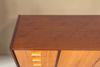 Vintage Space Mid Century Kommode aus Holz mit vier Schubladen, Messinggriffen und Schrankfach in Draufsicht