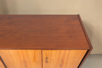 Vintage Space Mid Century Kommode aus Holz mit heller Maserung und dunkler Oberplatte in der Draufsicht