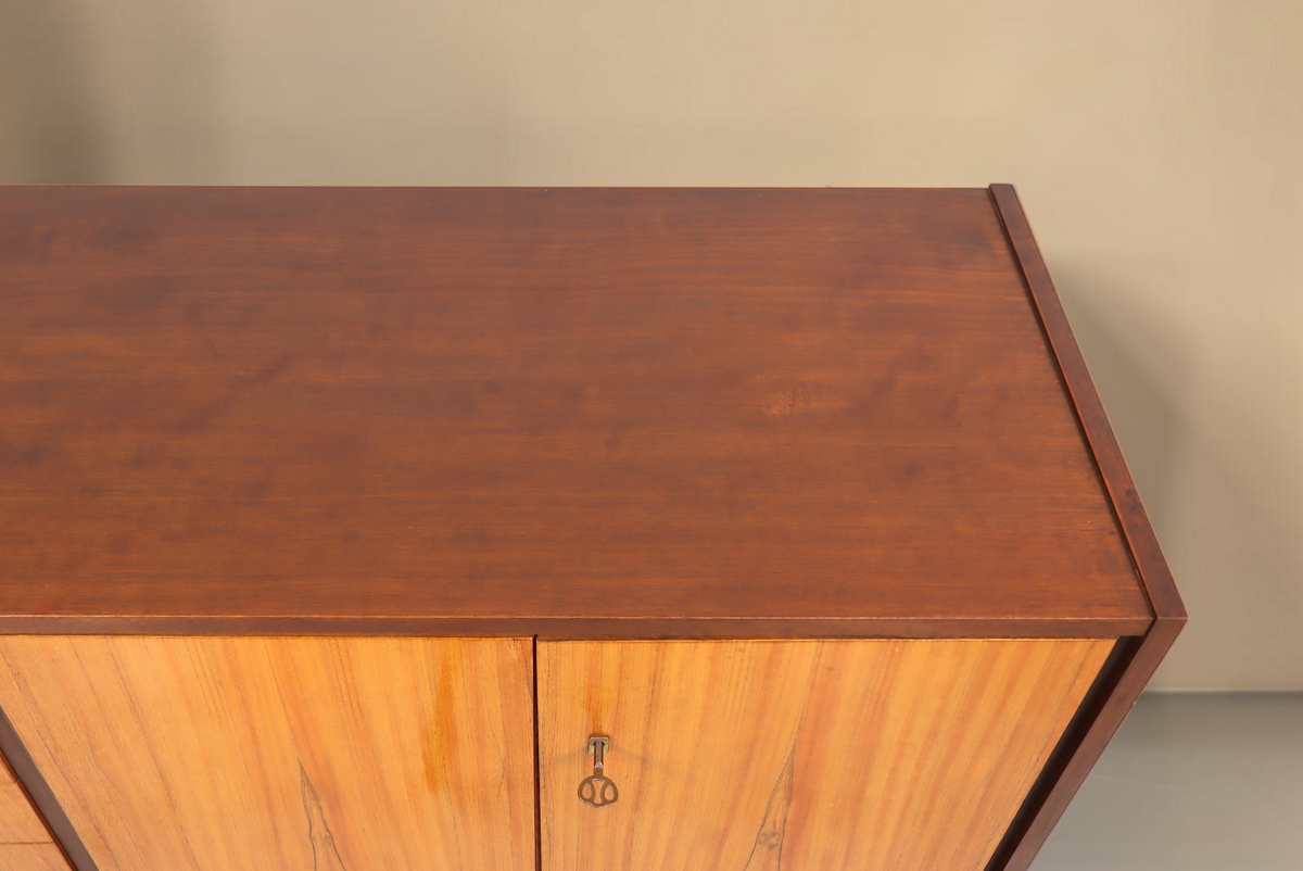 Vintage Space Mid Century Kommode aus Holz mit heller Maserung und dunkler Oberplatte in der Draufsicht