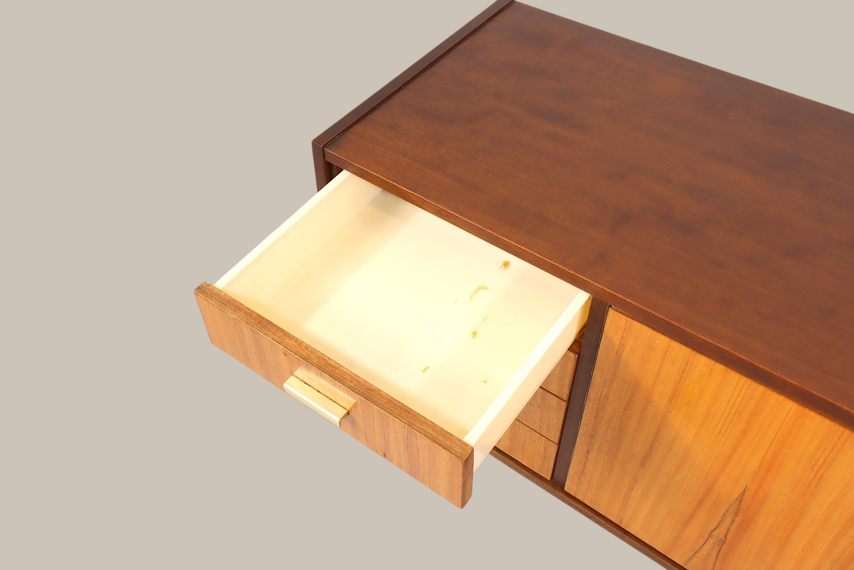 Vintage Space Mid Century Kommode mit offener Schublade, Holzfront und elegantem Messinggriff im Retro-Design