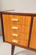 Vintage Space Mid Century Kommode mit vier Schubladen, hellen Holzfronten und eleganten Messinggriffen im Retro-Stil