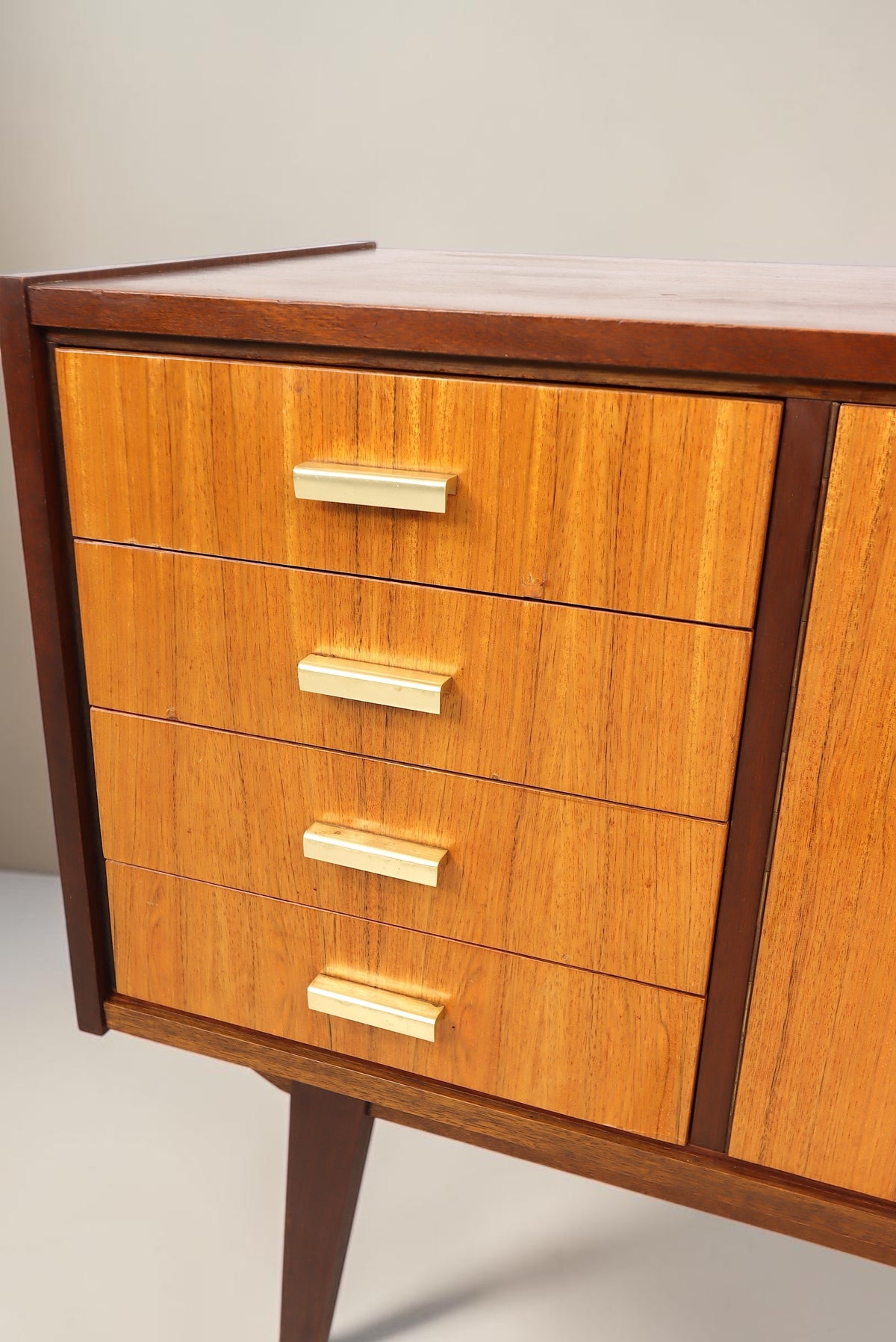 Vintage Space Mid Century Kommode mit vier Schubladen, hellen Holzfronten und eleganten Messinggriffen im Retro-Stil