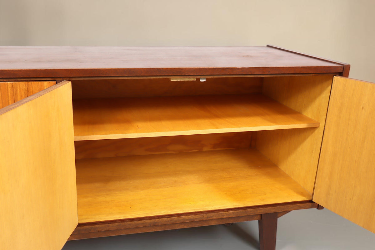 Vintage Space Mid Century Sideboard mit geöffnetem Schrankfach und hellem Holzinnenraum im Retro-Stil