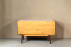 Vintage Space Mid Century Kommode von hinten mit heller Holzmaserung und dunklen konischen Holzbeinen