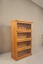 Vintage Space Vitrinenschrank im Globe-Wernicke-Stil aus Holz mit vier Klappfächern und dekorativem Bleiglas