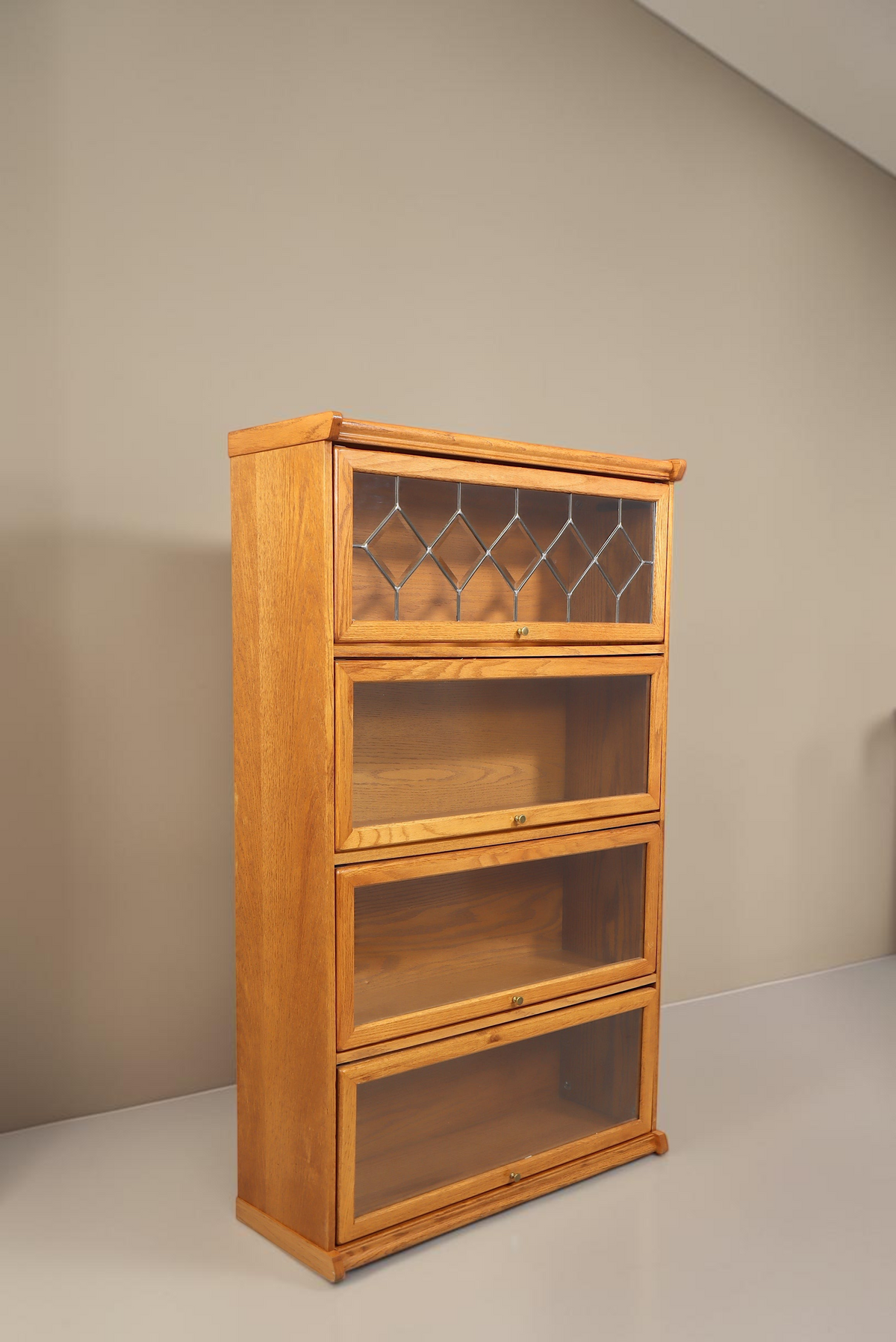 Vintage Space Vitrinenschrank im Globe-Wernicke-Stil aus Holz mit vier Klappfächern und dekorativem Bleiglas