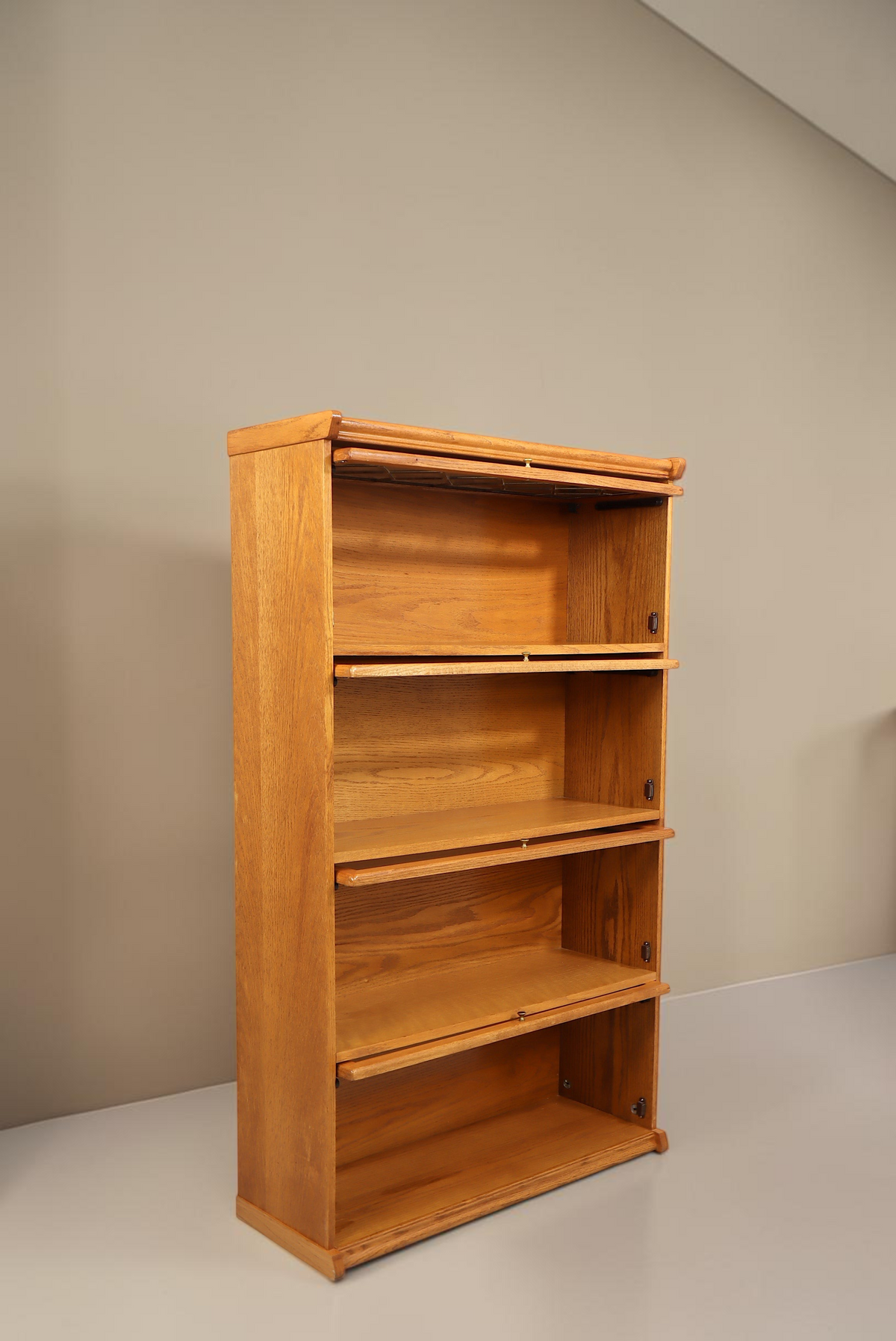 Vintage Space Vitrinenschrank im Globe-Wernicke-Stil aus hellem Holz mit vier praktischen Klappfächern