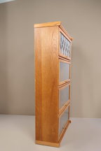 Vintage Space Vitrinenschrank im Globe-Wernicke-Stil aus hellem Holz mit vier Klappfächern und Bleiglas-Element