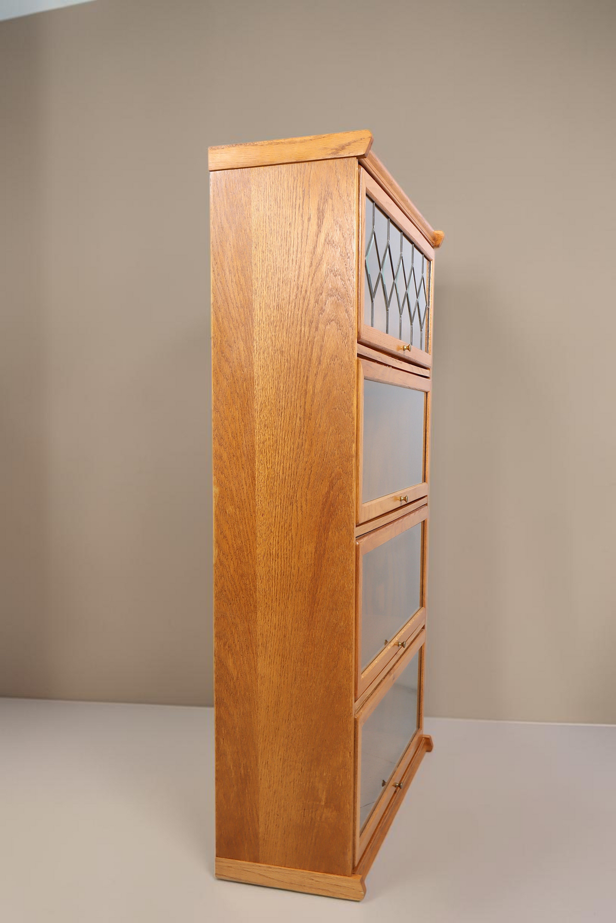 Vintage Space Vitrinenschrank im Globe-Wernicke-Stil aus hellem Holz mit vier Klappfächern und Bleiglas-Element