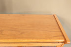 Vintage Space Globe Wernicke Stil Vitrinenschrank aus hellem Holz mit detaillierter Maserung der Oberseite