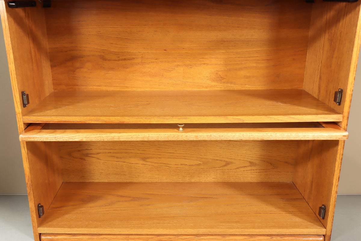 Vintage Space Vitrinenschrank im Globe-Wernicke-Stil aus Holz mit Klappfach und sichtbarer Holzmaserung