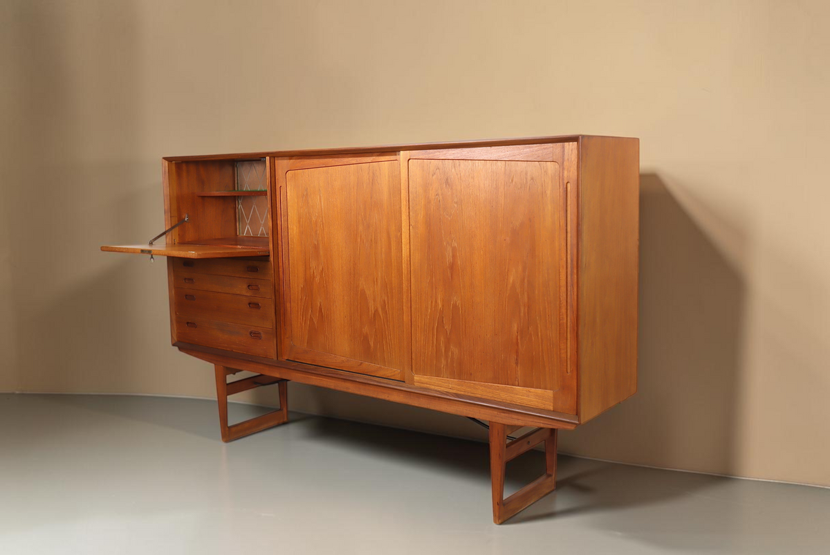 Vintage Space Danish Design Highboard aus Teakholz mit Schiebetüren, Schubladen und filigranem Untergestell