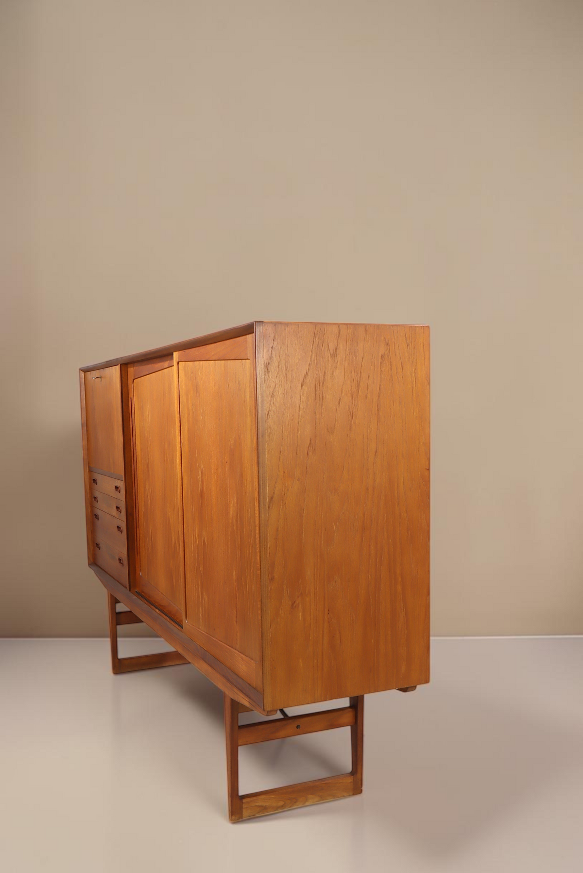Vintage Space Danish Design Highboard aus Teakholz mit Schiebetüren und Schubladen im Mid Century Stil