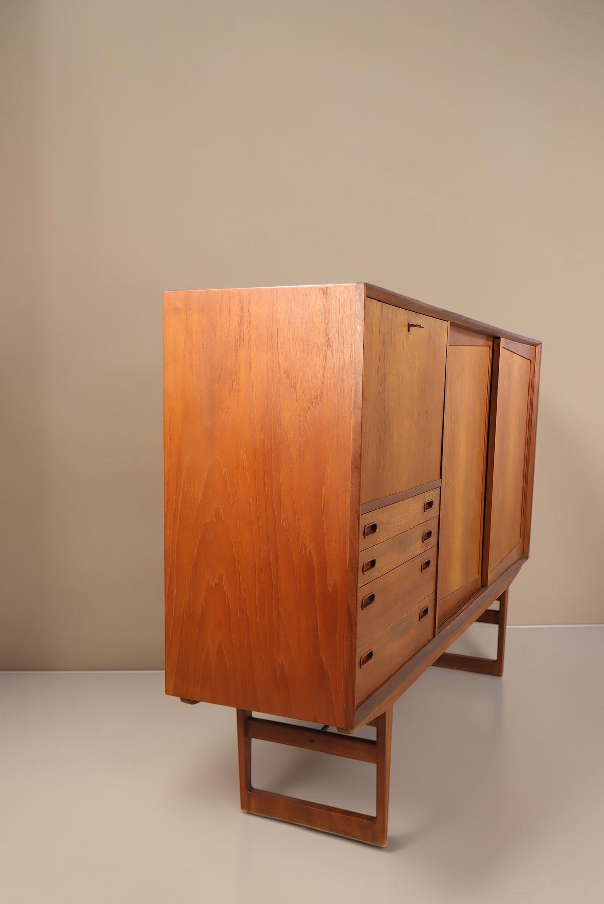 Vintage Space Danish Design Highboard aus Teakholz mit Schiebetüren und Schubladen im Mid Century Stil