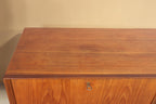 Vintage Space Danish Design Highboard aus Teakholz mit schöner Holzmaserung und klassischem Schlüssel-Detail