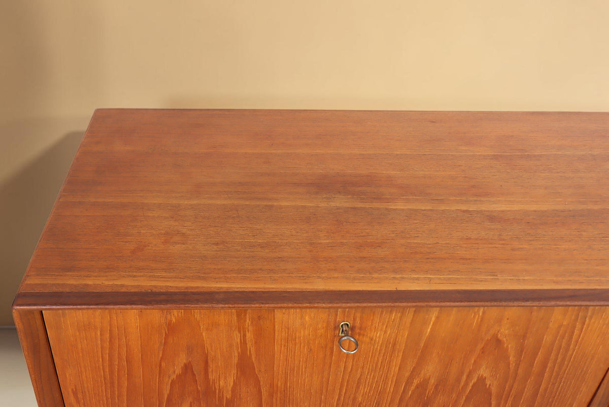 Vintage Space Danish Design Highboard aus Teakholz mit schöner Holzmaserung und klassischem Schlüssel-Detail