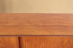 Vintage Space Danish Design Highboard aus Teakholz mit markanter Holzmaserung im Mid Century Stil