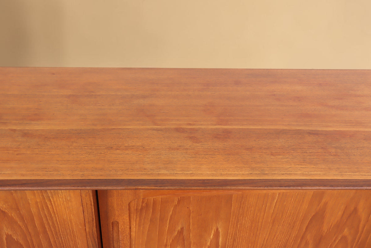 Vintage Space Danish Design Highboard aus Teakholz mit markanter Holzmaserung im Mid Century Stil