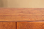 Vintage Space Danish Design Highboard aus Teakholz mit markanter Holzmaserung und klassischem Mid Century Design