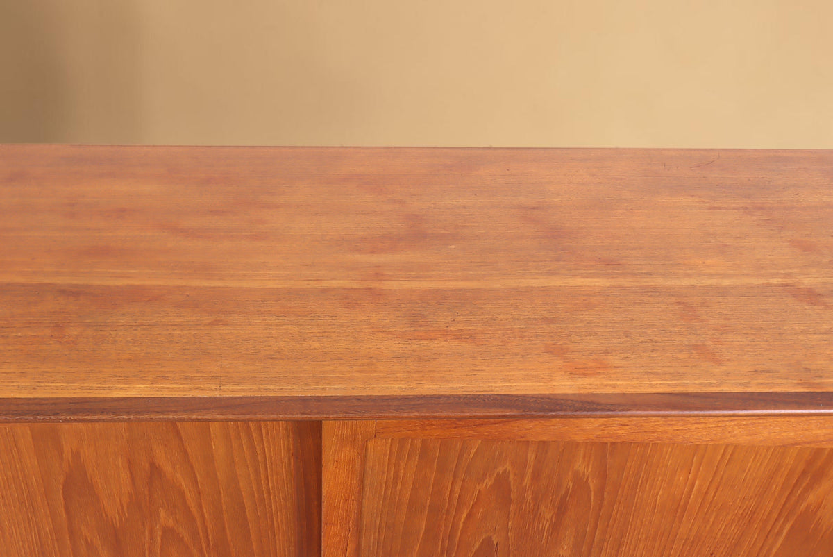 Vintage Space Danish Design Highboard aus Teakholz mit markanter Holzmaserung und klassischem Mid Century Design