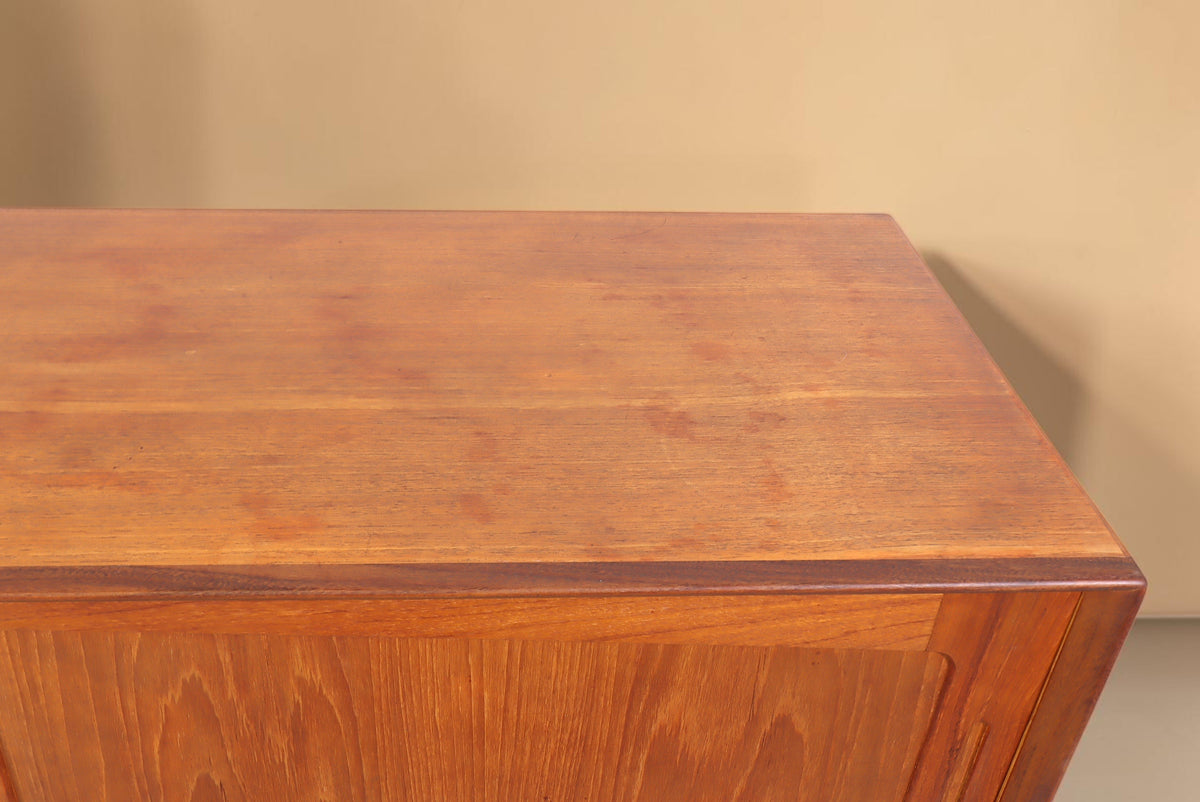 Vintage Space Danish Design Highboard aus Teakholz mit detaillierter Holzmaserung auf der Oberseite