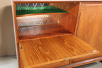 Vintage Space Danish Design Highboard aus Teakholz mit offener Klappe, grünem Regalboden und Spiegelrückwand