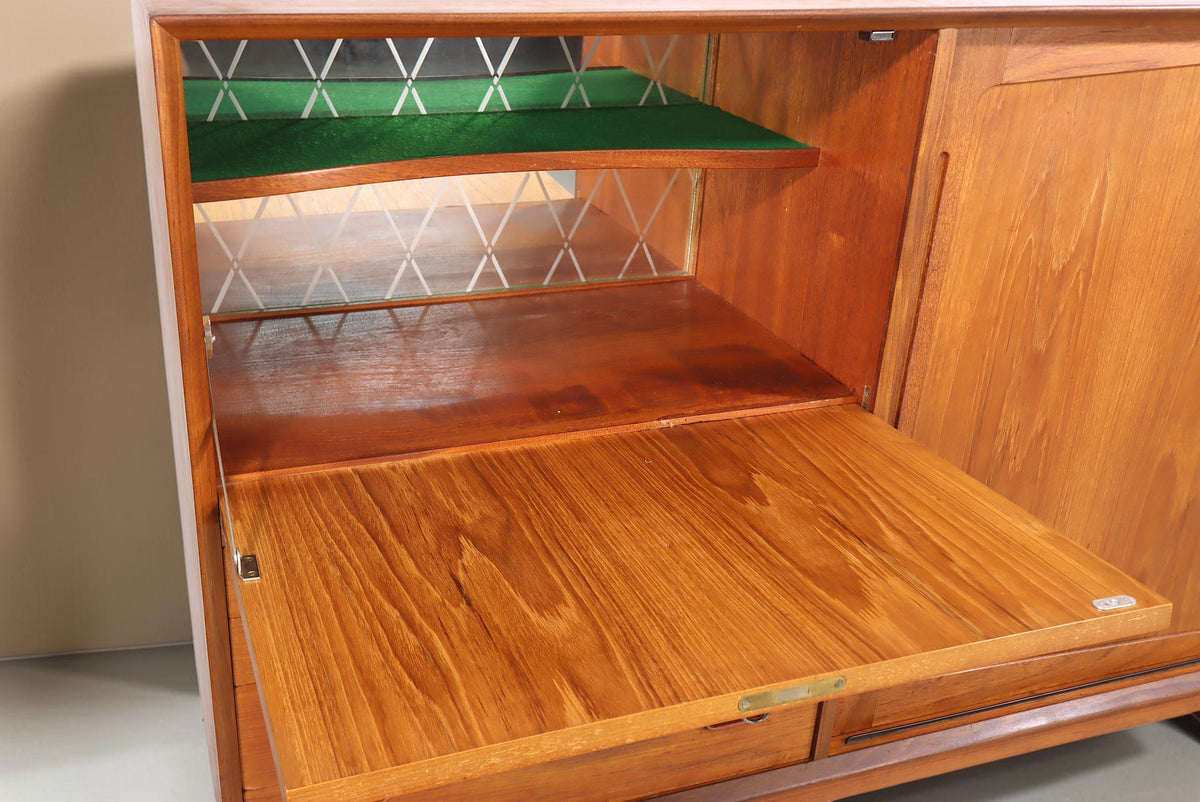 Vintage Space Danish Design Highboard aus Teakholz mit offener Klappe, grünem Regalboden und Spiegelrückwand