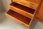 Vintage Space Danish Design Highboard aus Teakholz mit ausgezogenen Schubladen und charakteristischen Griffmulden