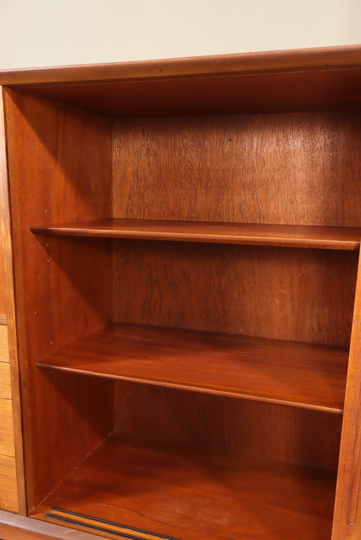 Vintage Space Danish Design Highboard aus Teakholz mit offenen Regalfächern und schöner Holzmaserung