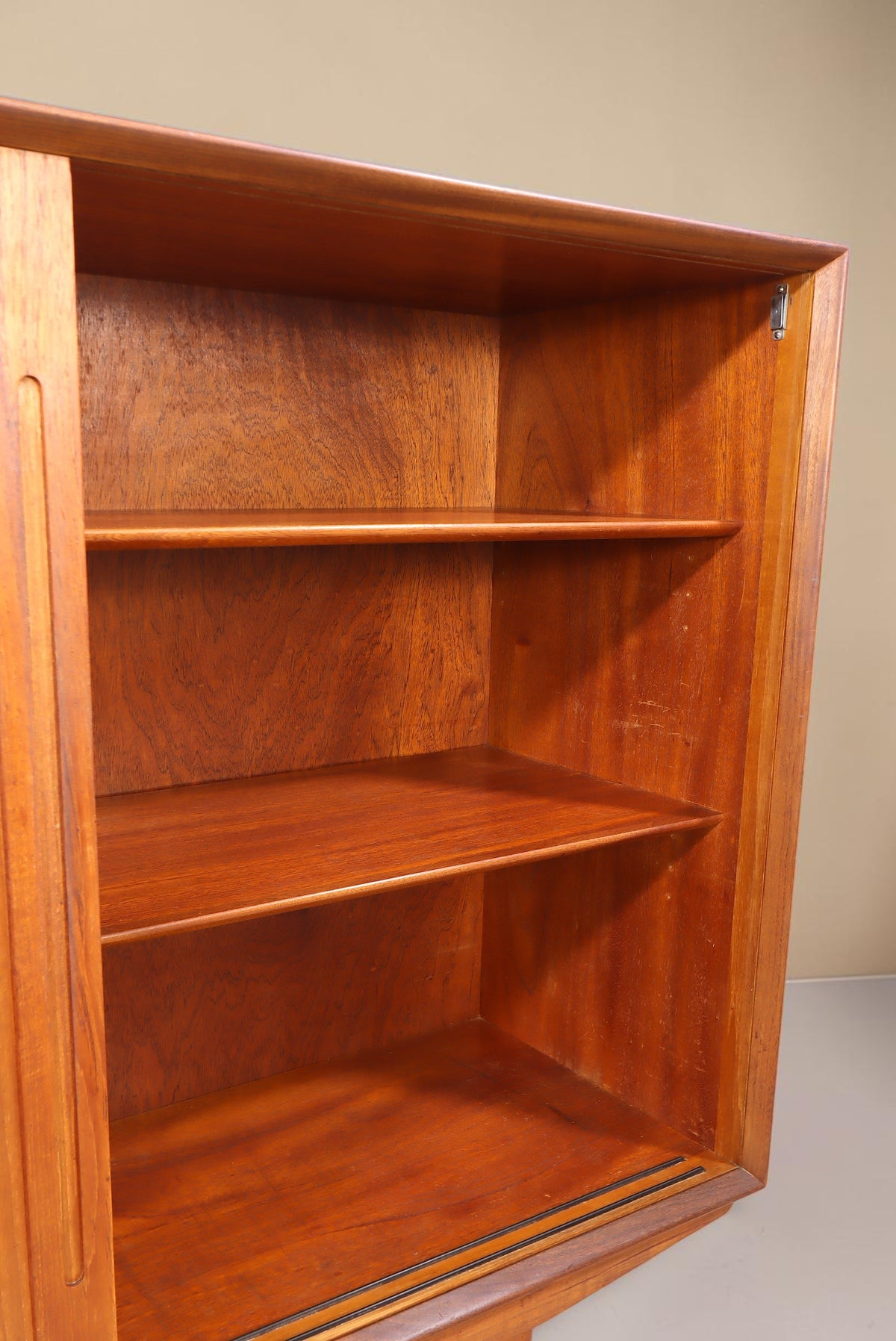 Vintage Space Danish Design Highboard aus Teakholz mit offenen Regalfächern und schöner Holzmaserung