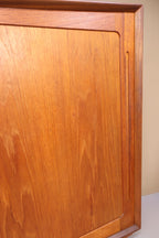 Vintage Space Danish Design Highboard aus Teakholz mit detaillierter Holzmaserung und integrierter Griffleiste