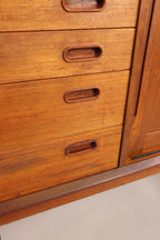 Vintage Space Danish Design Highboard aus Teakholz mit Schubladen und eingelassenen Griffen im Mid Century Stil