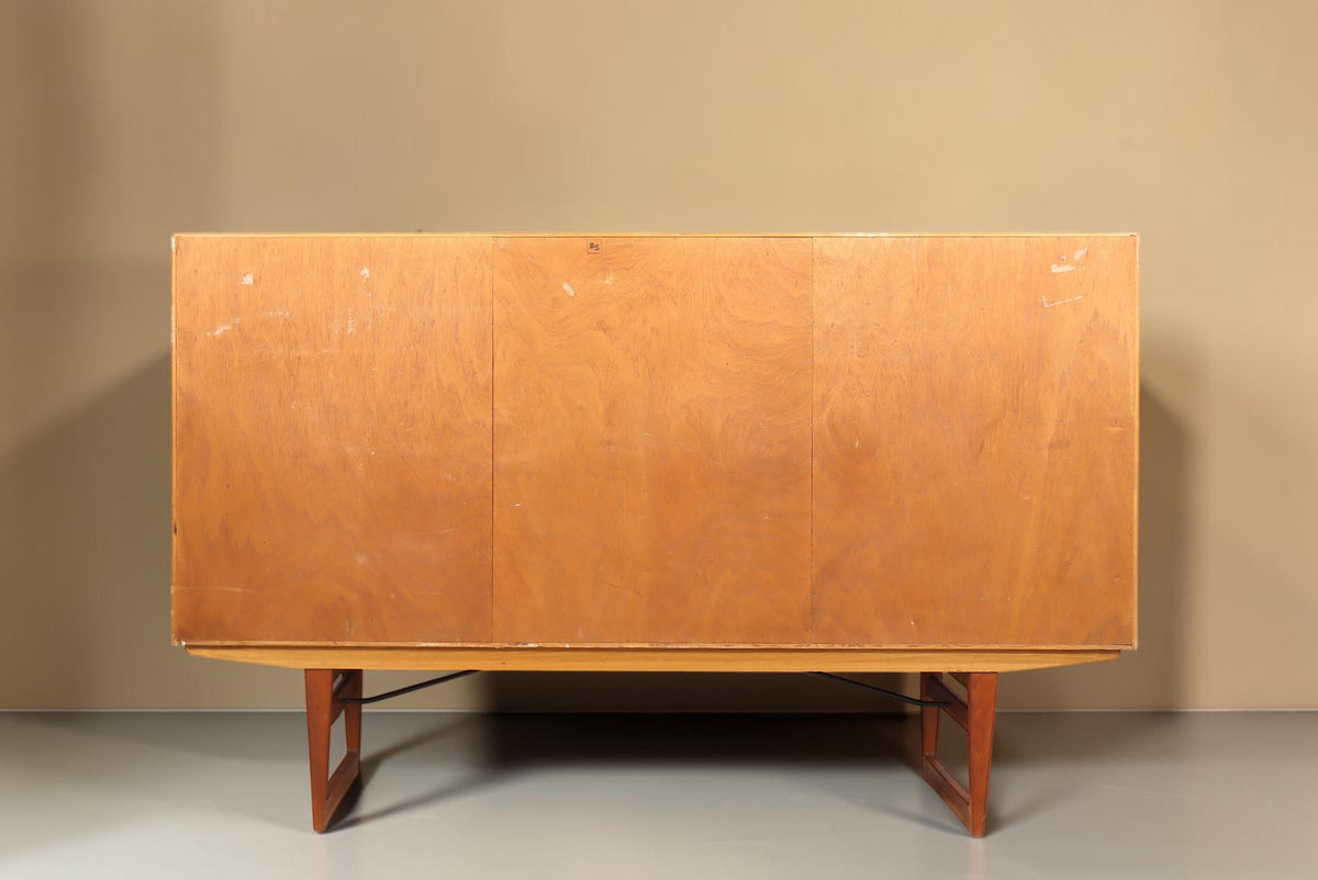 Vintage Space Danish Design Highboard aus Teakholz mit filigranem Untergestell, Rückansicht