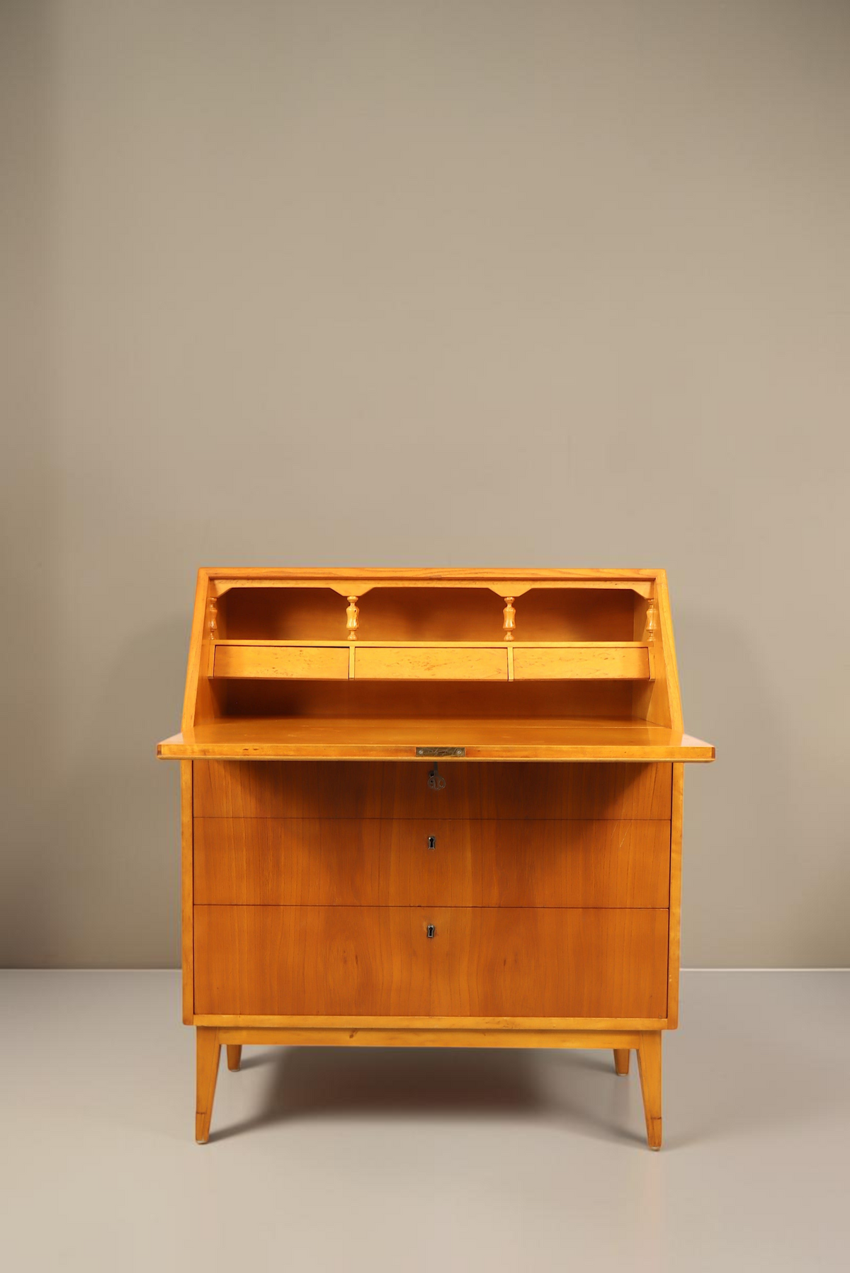 Vintage Space Mid Century Sekretär aus Holz mit aufklappbarer Schreibfläche, Innenfächern und konischen Beinen