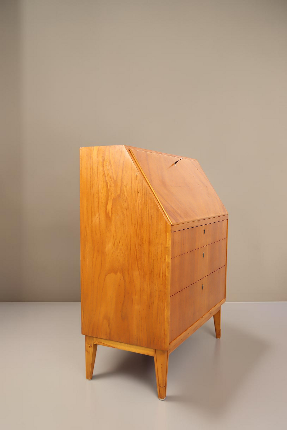 Vintage Space Mid Century Sekretär aus Holz mit aufklappbarer Schreibfläche und konischen Beinen im 60er Jahre Stil