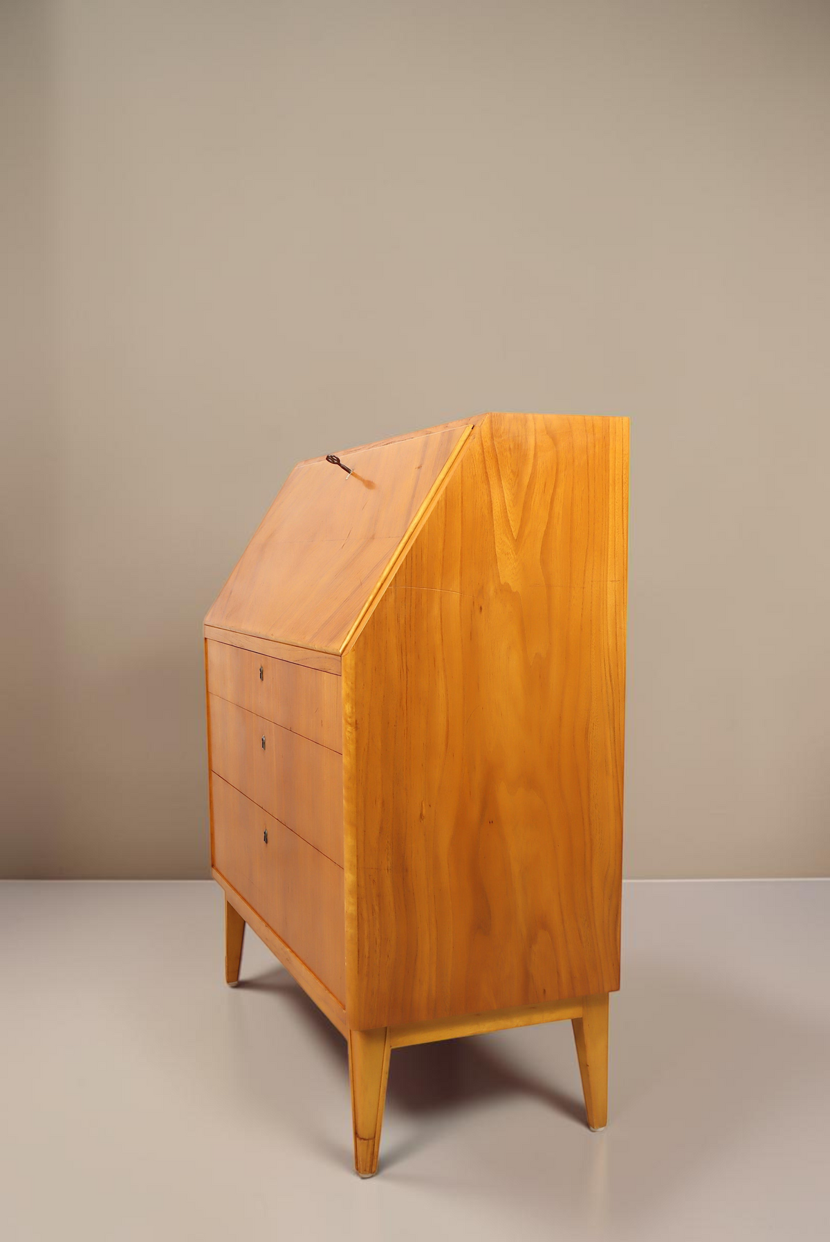 Vintage Space Mid Century Sekretär aus Holz mit aufklappbarer Schreibfläche und konischen Beinen in Seitenansicht