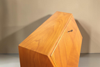 Vintage Space Mid Century Sekretär aus Holz mit schöner Maserung und aufklappbarer Schreibfläche in Nahaufnahme