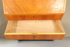 Vintage Space Mid Century Sekretär aus Holz mit offener Schublade und dekorativer Maserung im Retro-Stil