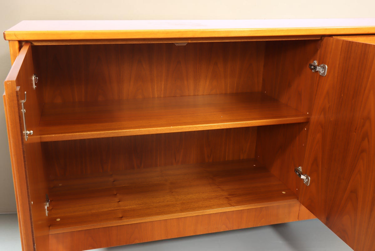 Vintage Space Anbau-Euroma Sideboard aus Teakholz mit geöffneten Türen und verstellbarem Regalboden im Innenraum