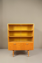 Vintage Space Hellerau 427 Vitrine aus Holz mit Glasschiebetüren und konischen Beinen im Mid-Century-Stil