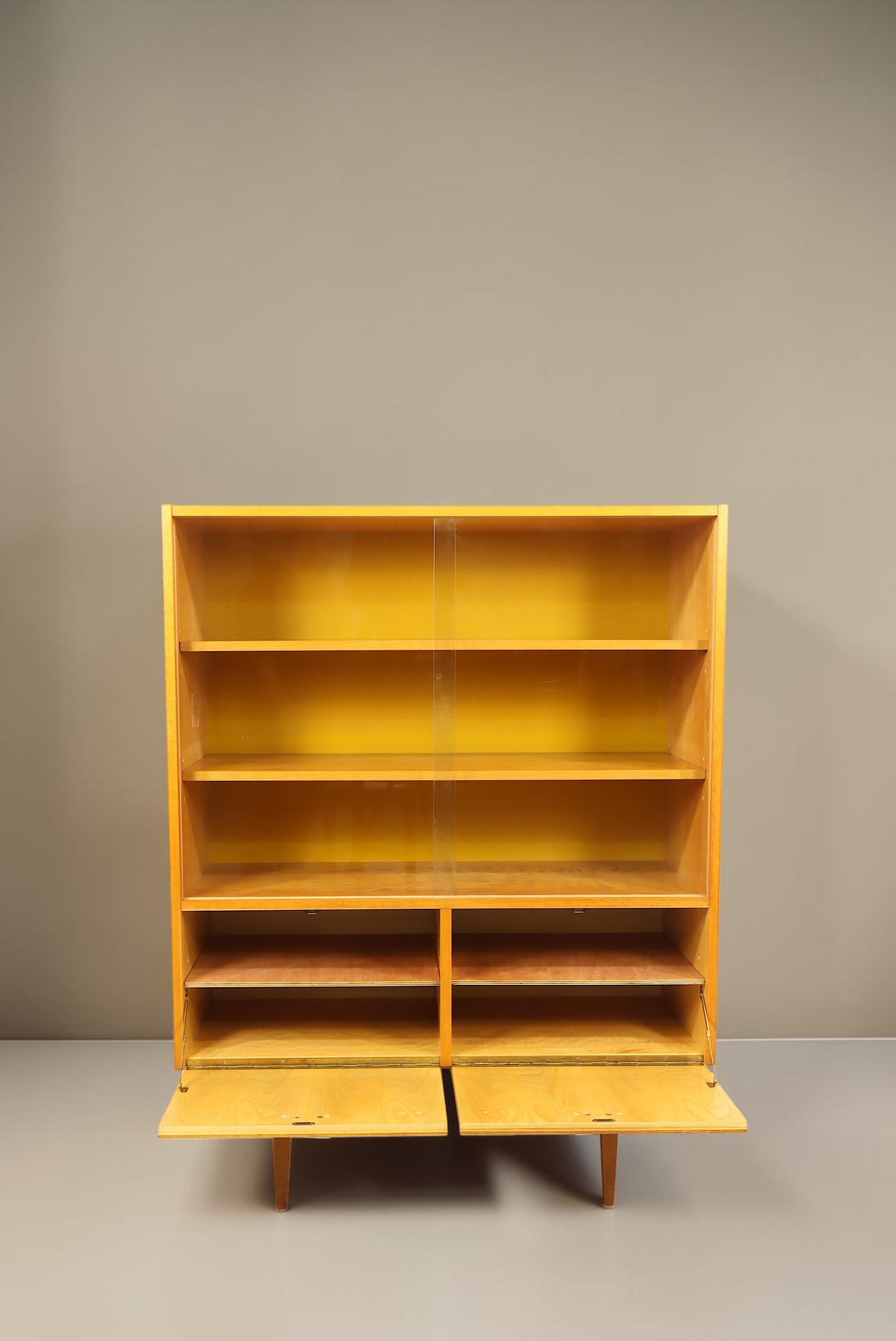 Vintage Space Hellerau Vitrine Modell 427 aus Holz mit Glasschiebetüren und konischen Beinen im Mid-Century-Stil